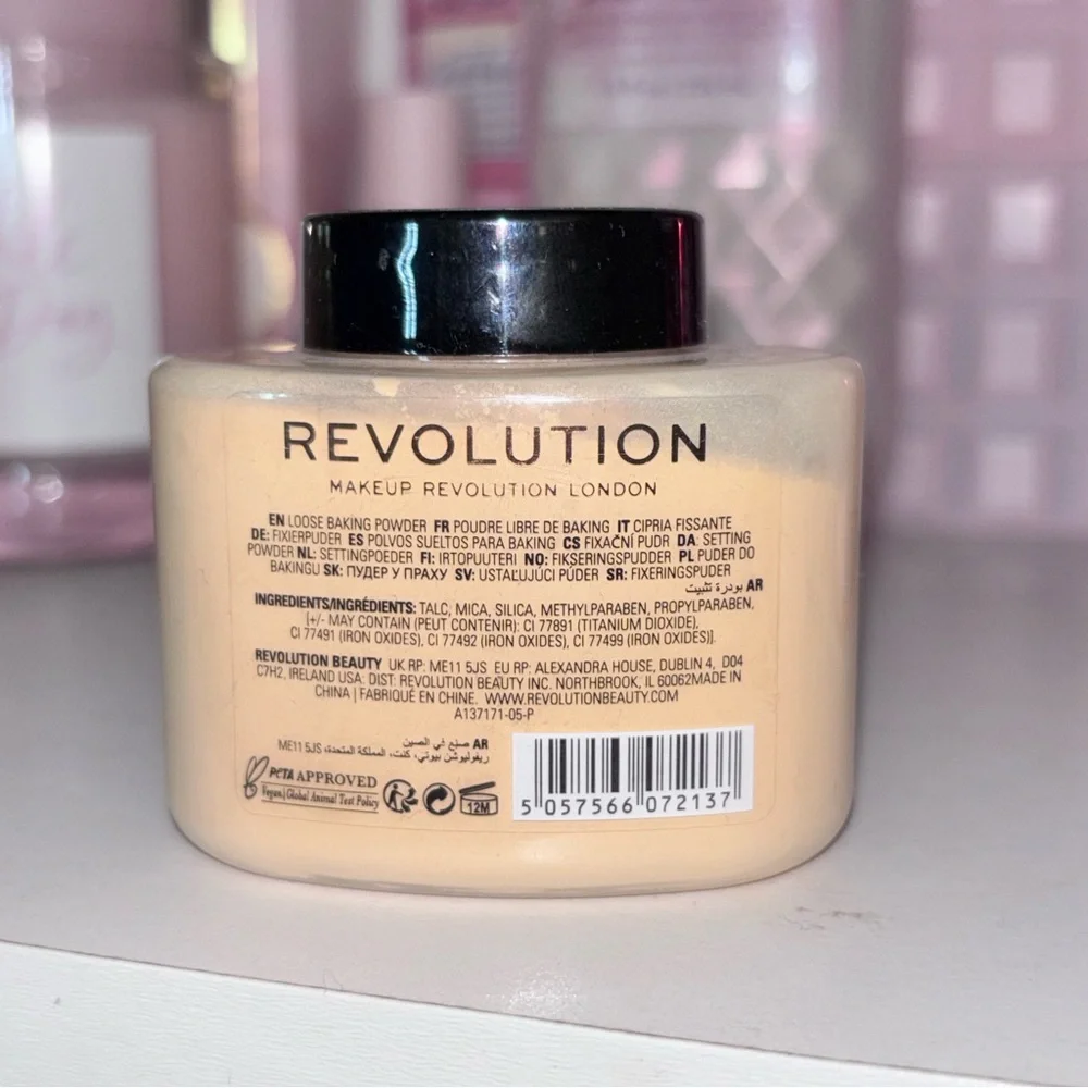 💝NEW Makeup Revolution Banana Baking Powder💝